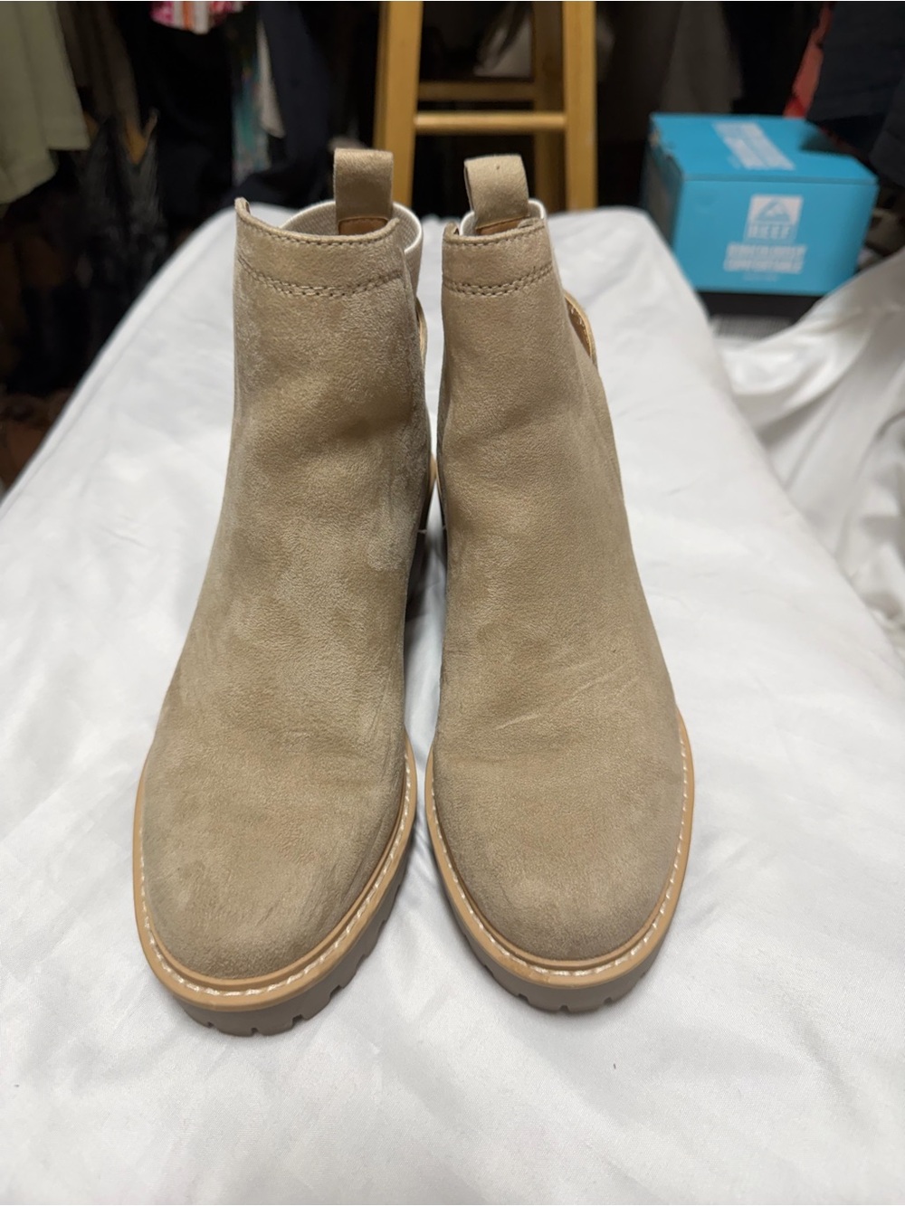 NWOB Women’s Dolce Vita Rango Suede Chelsea Ankle Boots in beige size 7.5